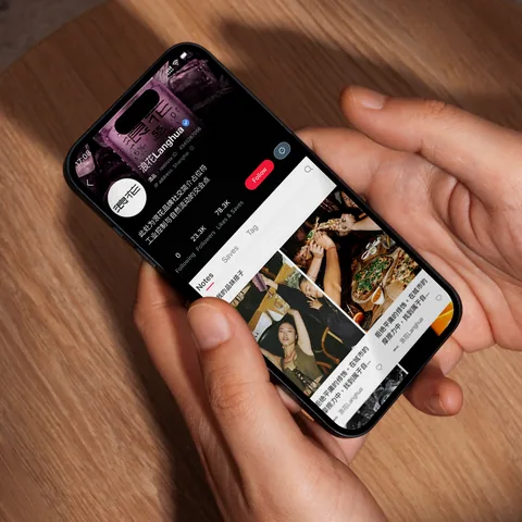 The Langhua social feed on a phone